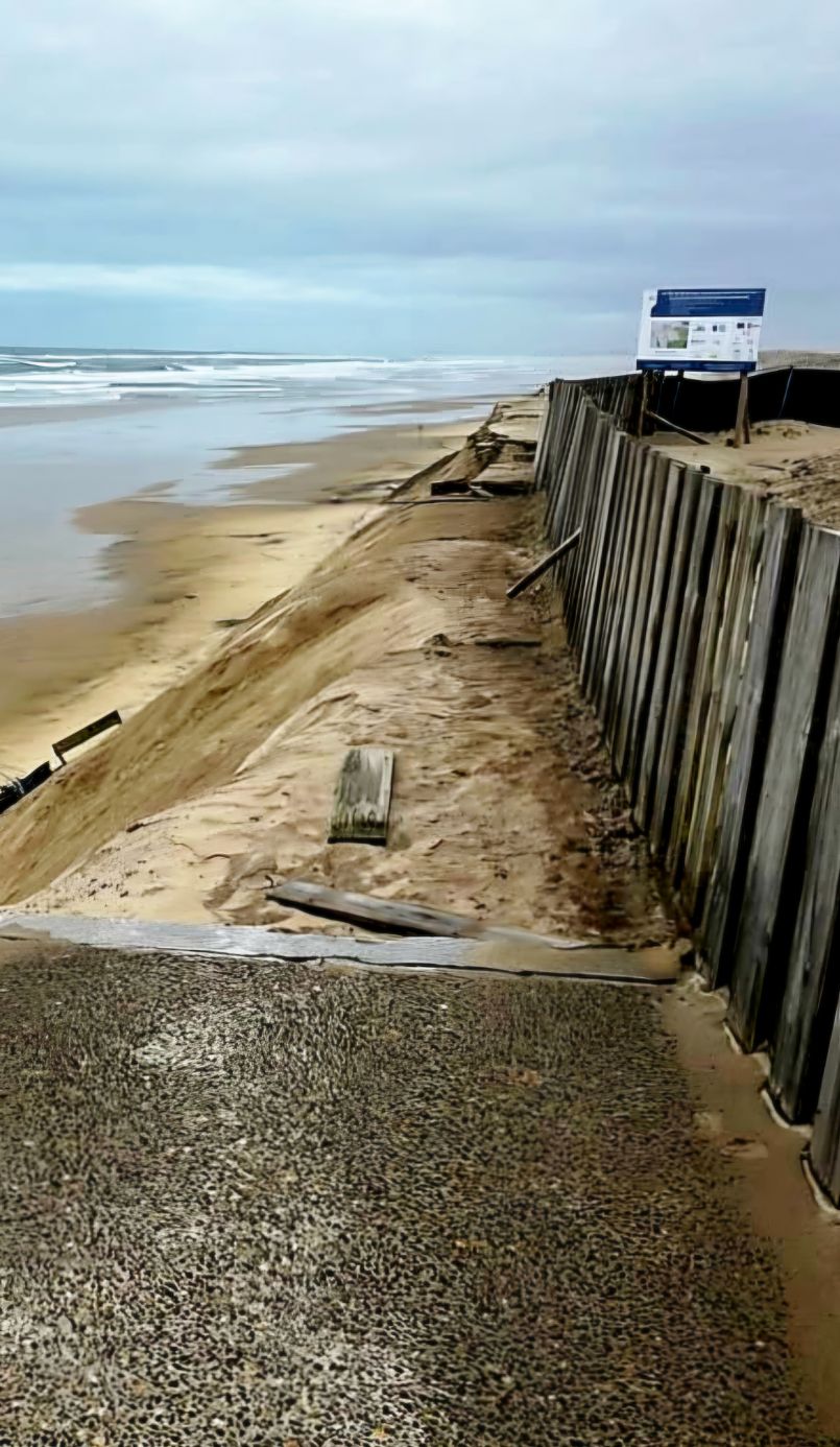 Edition sp�ciale FGL apr�s l'effondrement d'une partie de la promenade de front d'Oc�an de Biscarrosse-plage (40). T�moignages de promeneurs et direct avec Vincent Bawedin, charg� au sein de la Communaut� de Communes des Grands Lacs de la gestion du trait de c�te. 